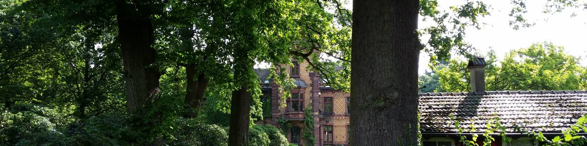 Photo "Kempen - Gut Heimendahl, juli 2014" by Gimo61 (Creative Commons Attribution 3.0) / Cropped from original