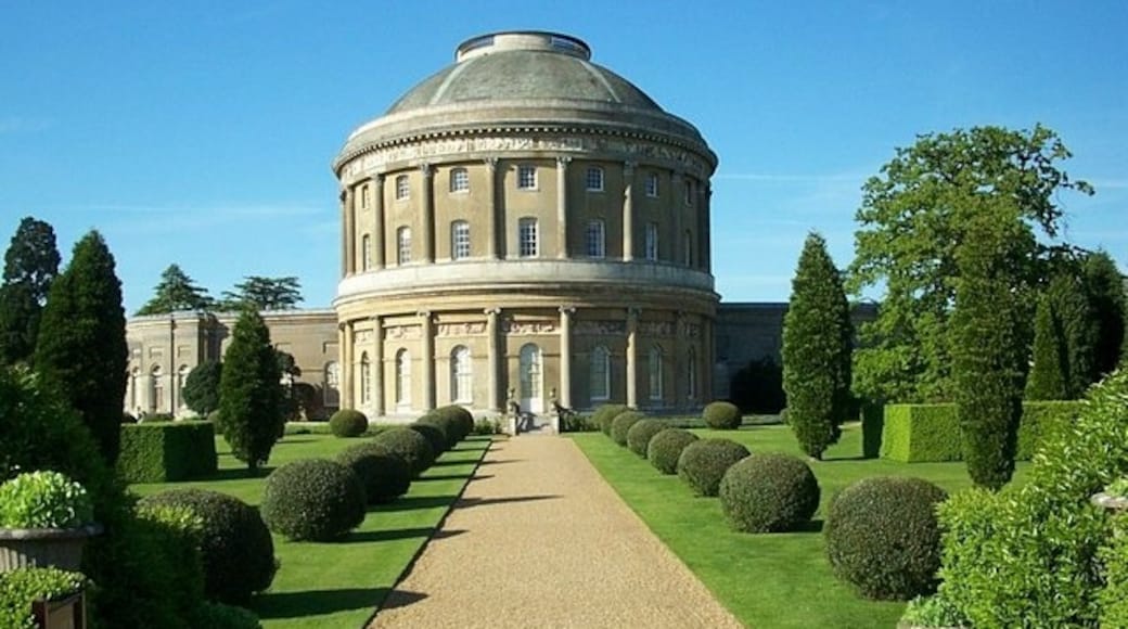 Photo "Ickworth House" by Elliott Simpson (CC BY-SA) / Cropped from original