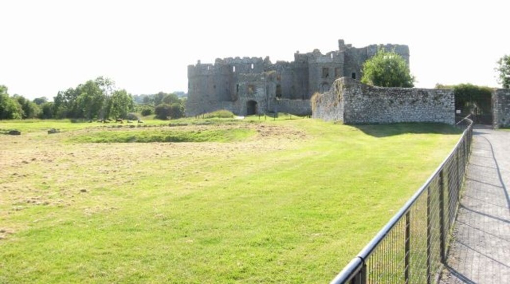 Photo "Carew Castle" by Colin Bell (CC BY-SA) / Cropped from original