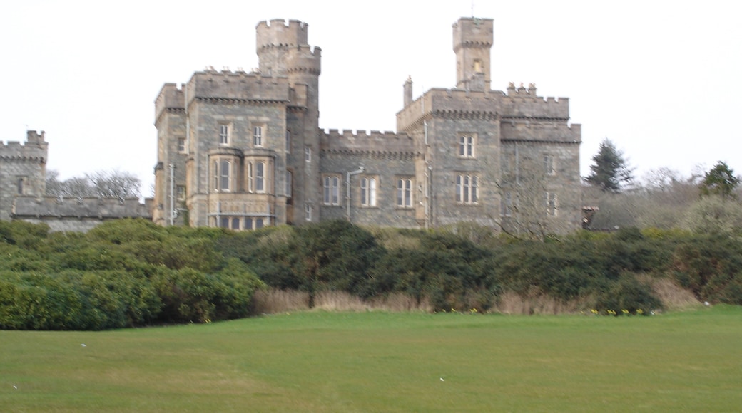 Foto ‘Lews Castle’ van Neilgravir (CC BY-SA) / bijgesneden versie van origineel