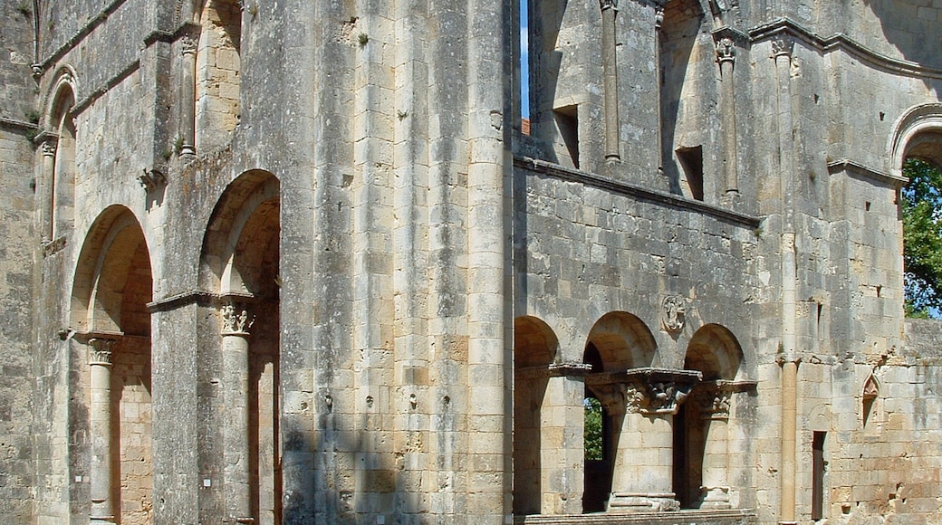 Photo "Sauve-Majeure Abbey" by MOSSOT (CC BY-SA) / Cropped from original