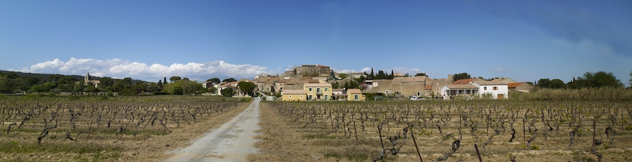 Panorama de Pouzols-Minervois pris depuis le chemin de l'Horte