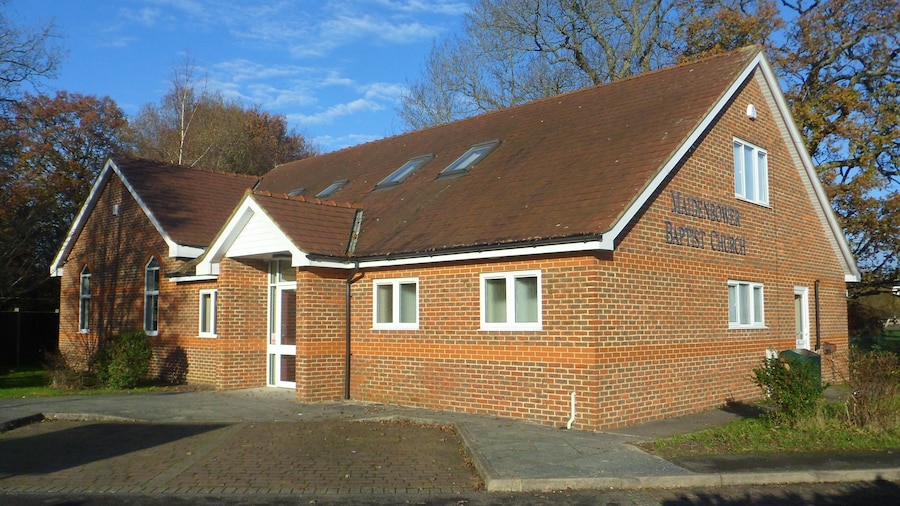 Photo "Maidenbower Baptist Church, Maidenbower, Crawley, England. Opened in 2001 in the New Town of Crawley's newest neighbourhood." by undefined (Creative Commons Zero, Public Domain Dedication) / Cropped from original