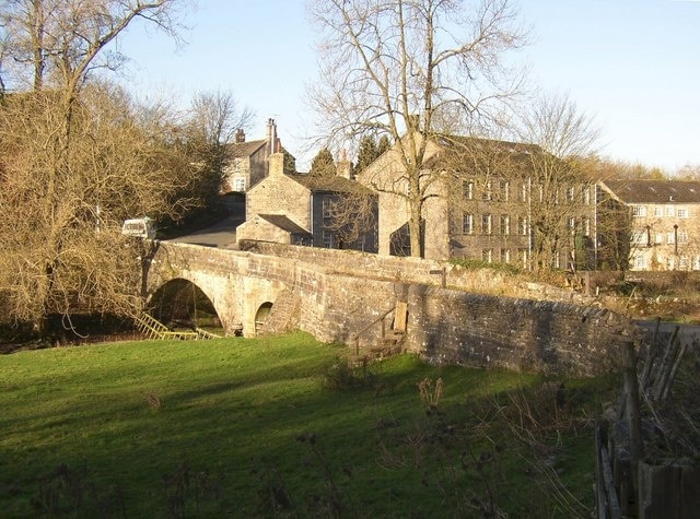 Foto “Calton” tomada por Humphrey Bolton (CC BY-SA); recorte de la original