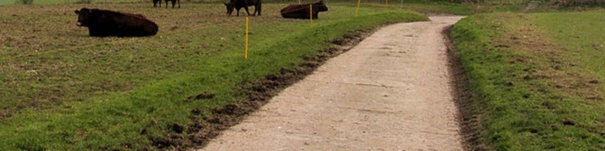 Photo "Mill Hill from Front Hill At the end of this short section of concrete track is the junction of White Way which leads down to the hamlet of Northease. Mill Hill is in the centre." by Kevin Gordon (Creative Commons Attribution-Share Alike 2.0) / Cropped from original