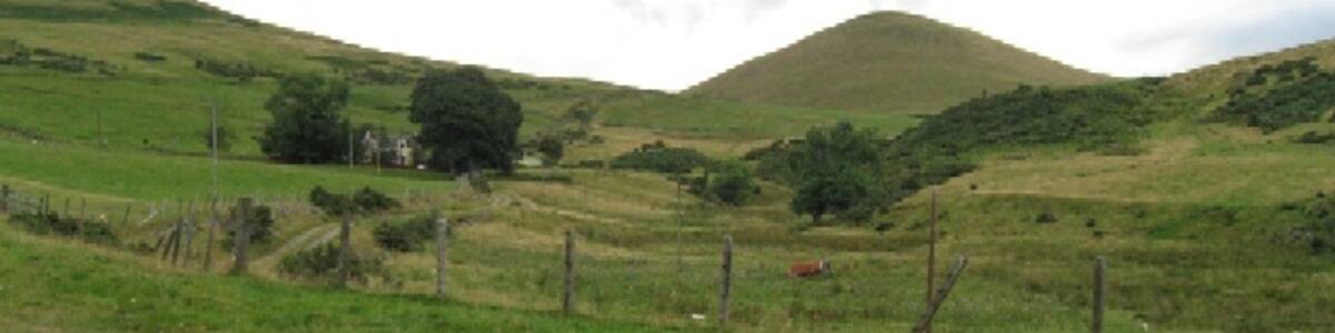 Photo "Glenfoot Cattery, Glen Devon. In the Ochil Hills. As seen from Glendevon Youth Hostel." by Roger Gilbertson (Creative Commons Attribution-Share Alike 2.0) / Cropped from original