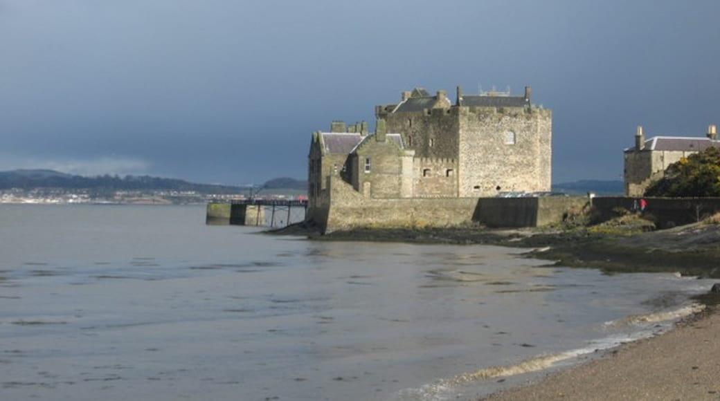Photo "Blackness Castle" by james denham (CC BY-SA) / Cropped from original