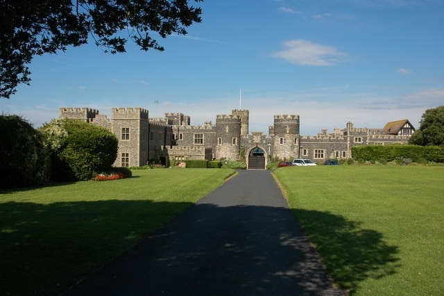 Kingsgate Castle Kingsgate Castle is situated on cliffs above Kingsgate Bay. It was built for Lord Holland, Henry Fox, 1st Baron Holland, in the 1760s. It is now a private residence.