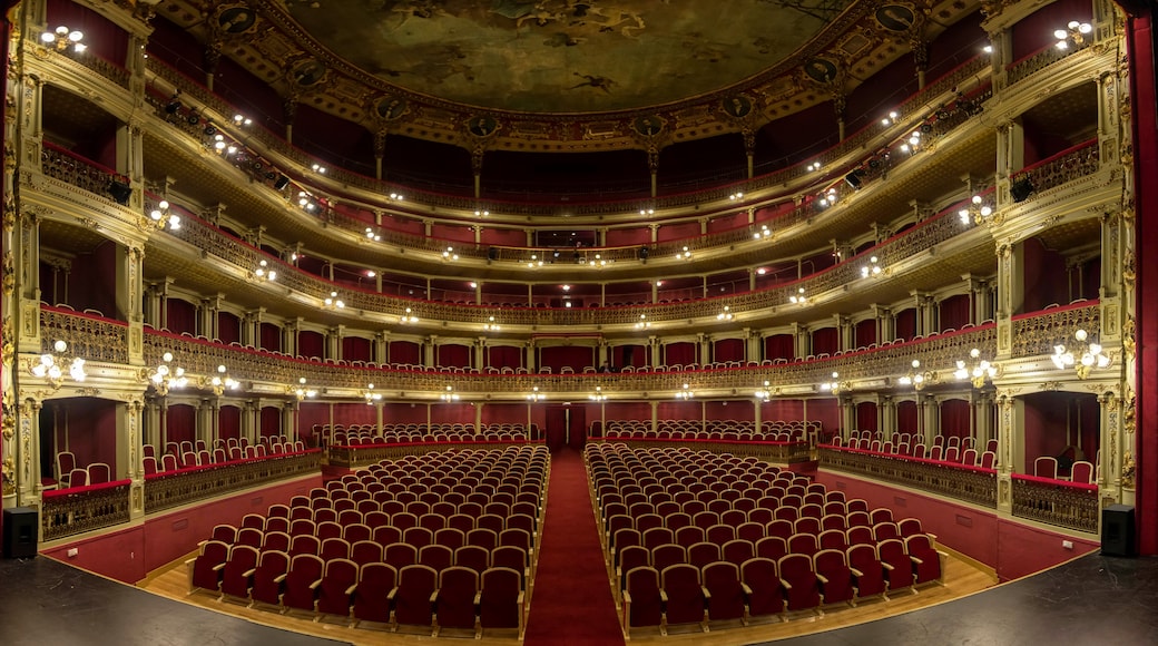 Foto “Teatro Romea” tomada por Pedro J Pacheco (CC BY-SA); recorte de la original
