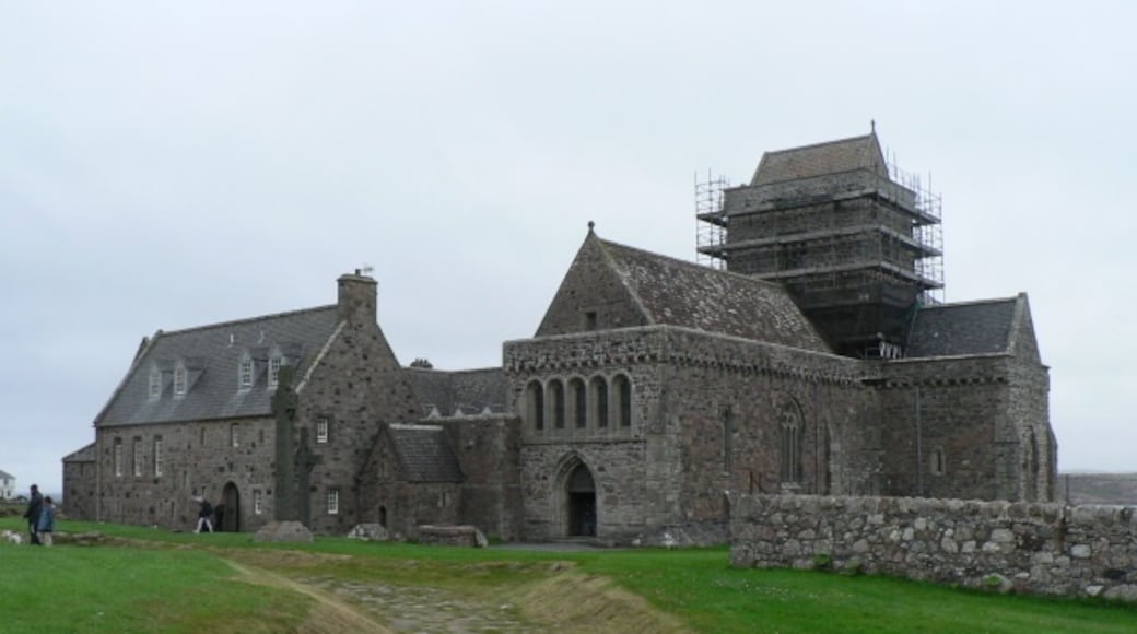 Photo "Iona Abbey" by Chris Downer (CC BY-SA) / Cropped from original