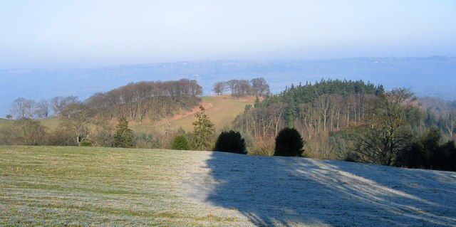 Foto "Worthen with Shelve" por Dave Croker (CC BY-SA) / Recortada de la original