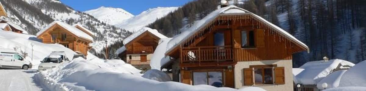 Photo "Abriès - Habitations" by Ascaron (Creative Commons Attribution-Share Alike 3.0) / Cropped from original