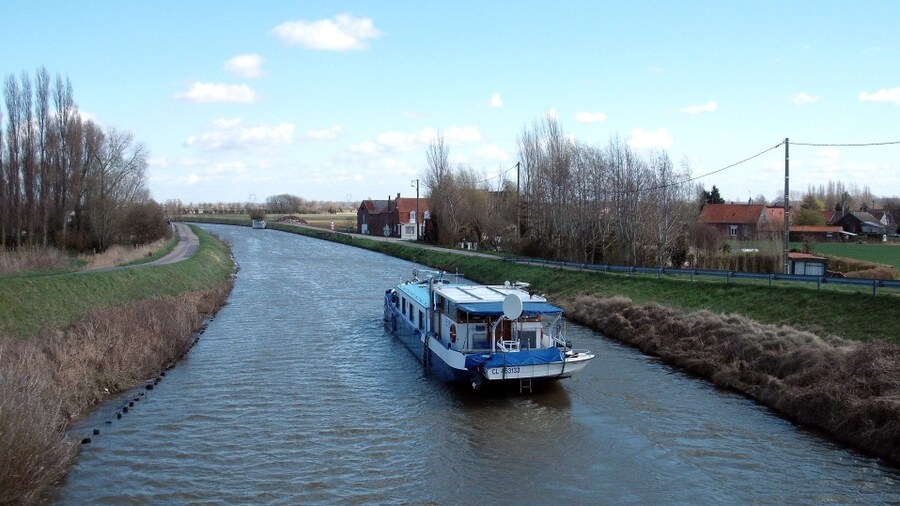 Photo "Canal de Calais" by Jean Marc Gfp (Creative Commons Attribution 3.0) / Cropped from original