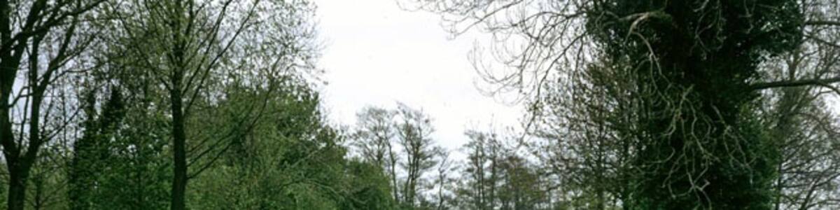 Photo "Hengrave Lock, River Lark, 1973" by Robin Webster (Creative Commons Attribution-Share Alike 2.0) / Cropped from original