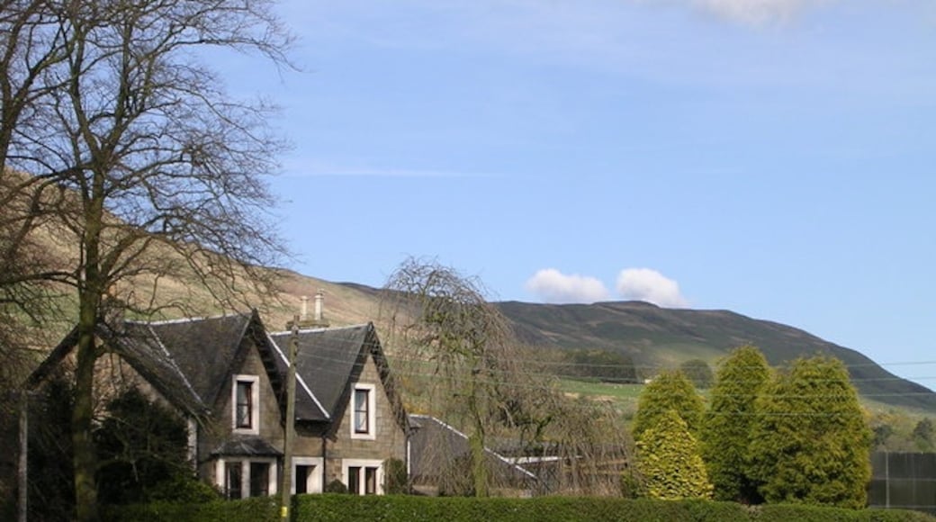 Photo "Lennoxtown" by Chris Upson (CC BY-SA) / Cropped from original