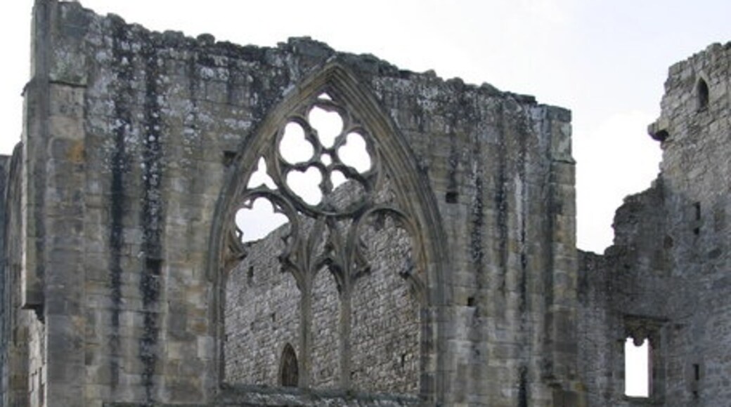Photo "Easby Abbey" by David Rogers (CC BY-SA) / Cropped from original