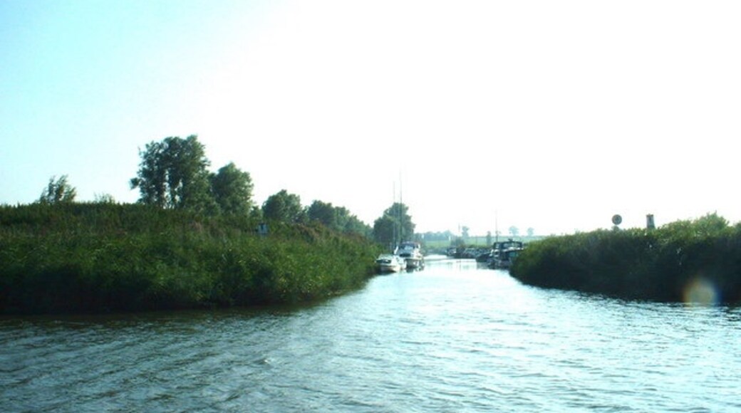 Foto „Langley mit Hardley“ von David Medcalf (CC BY-SA)/zugeschnittenes Original