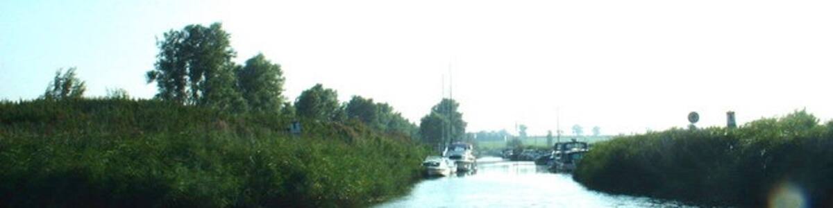 Photo "Hardley Dyke. Taken from the River Yare." by David Medcalf (Creative Commons Attribution-Share Alike 2.0) / Cropped from original