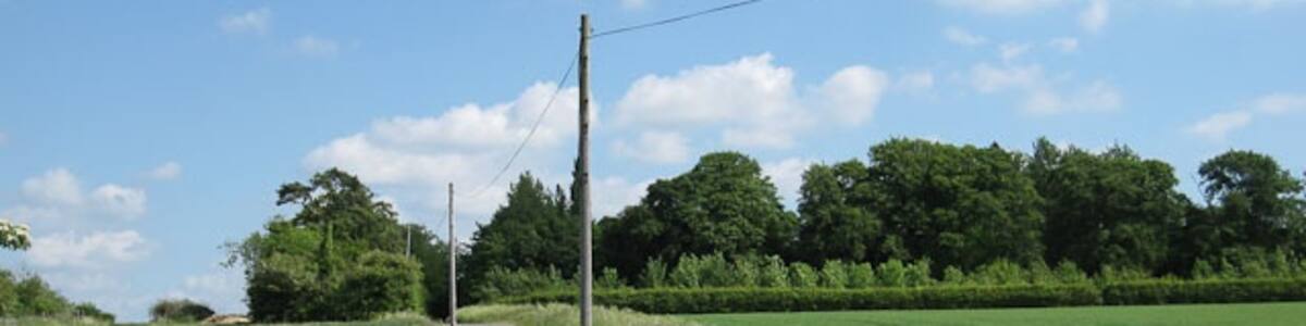 Photo "Backroad to Underwood Hall" by Hugh Venables (Creative Commons Attribution-Share Alike 2.0) / Cropped from original