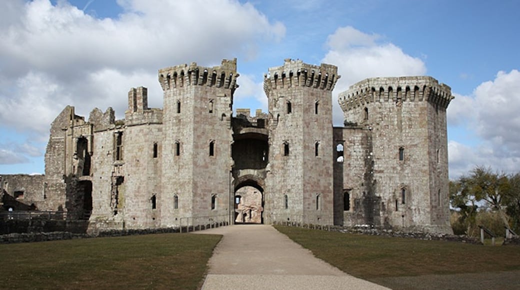 Foto "Raglan Castle" di Pauline Eccles (CC BY-SA) / Ritaglio dell’originale