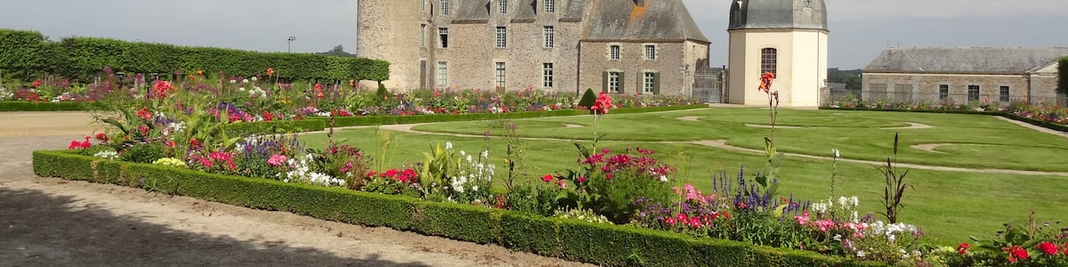 Photo "This building is indexed in the Base Mérimée, a database of architectural heritage maintained by the French Ministry of Culture, under the reference PA00090898 ." by Fanchonline (Creative Commons Attribution-Share Alike 3.0) / Cropped from original