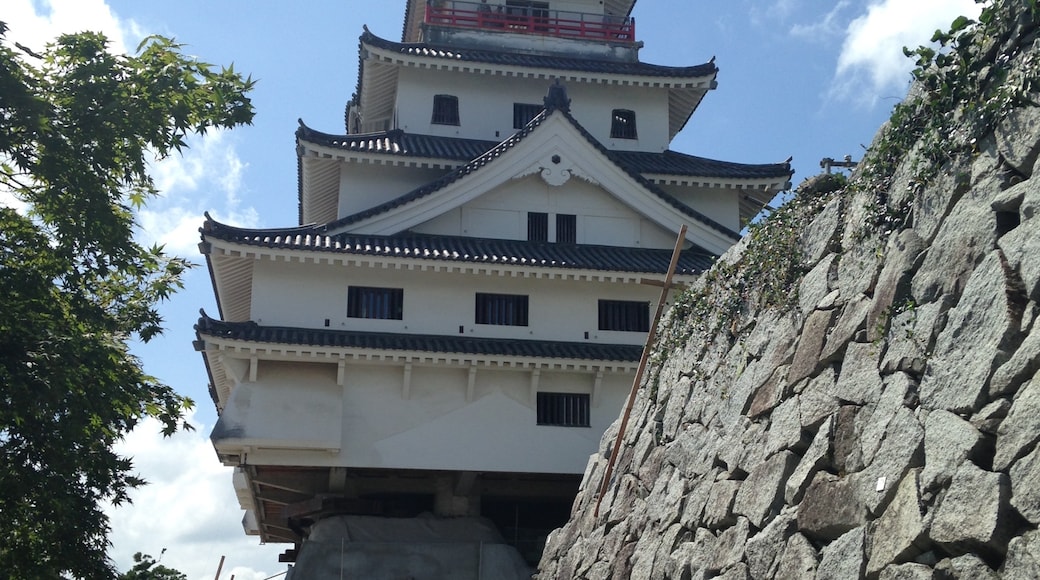 "Karatsus slott"-foto av そらみみ (CC BY-SA) / Urklipp från original