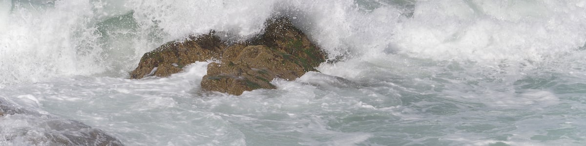 Photo "Waves break on the shore at Bamburgh." by Mattbuck (Creative Commons Attribution-Share Alike 4.0) / Cropped from original