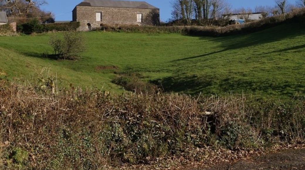Photo "East Buckland" by Derek Harper (CC BY-SA) / Cropped from original