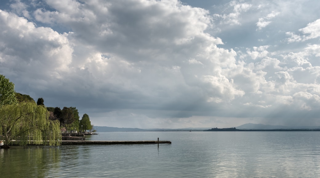 Billede "Isola Maggiore" af GiorgioGaleotti (CC BY) / beskåret fra det originale billede