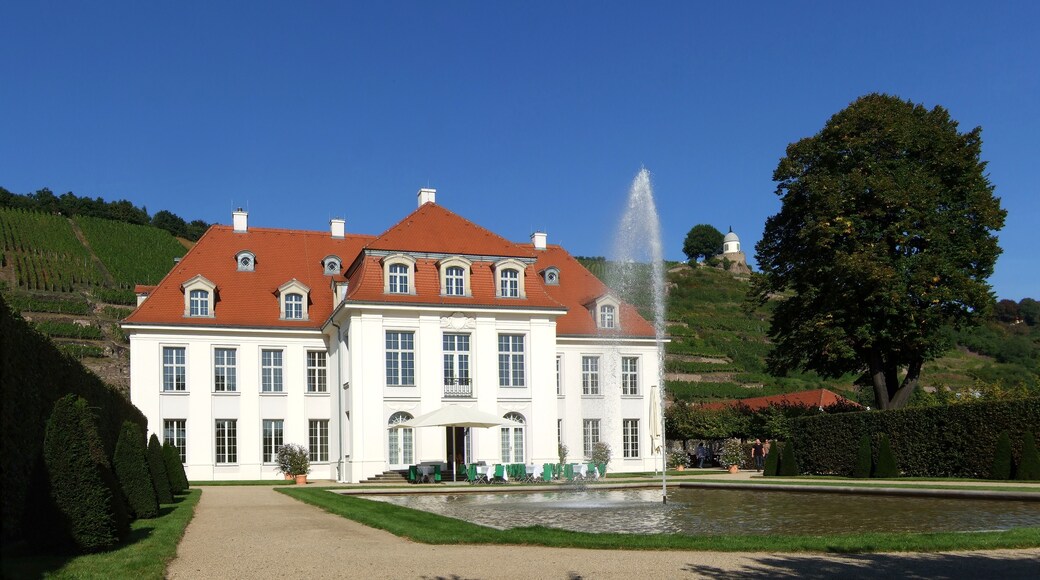 Foto „Schloss Wackerbarth“ von Je-str (page does not exist) (CC BY-SA)/zugeschnittenes Original