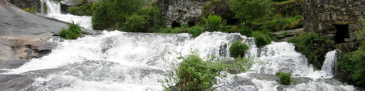 Photo "El Parque Natural del Río Barosa está situado en la provincia de Pontevedra. Se caracteriza por la presencia del río Barosa, cuyas aguas movían antiguamente una serie de molinos situados en su curso. En gallego se denomina muiñada a este conjunto de molinos. Actualmente pueden verse sus restos a lo largo de esta fervenza da Maquieira, en el Concello de Barro." by José Antonio Gil Martínez (Creative Commons Attribution 2.0) / Cropped from original
