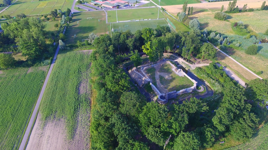 Photo "Rouelbeau Castle, aerial view" by Alexey M. (Creative Commons Attribution-Share Alike 4.0) / Cropped from original