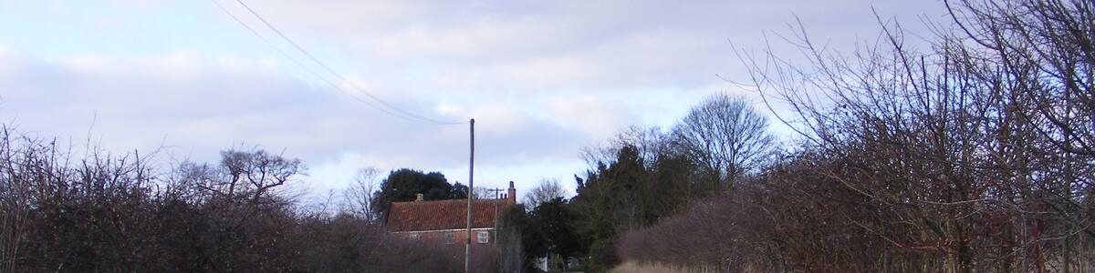 Photo "Lane in Rendham Looking towards Sandy Lane,Rendham" by Adrian Cable (Creative Commons Attribution-Share Alike 2.0) / Cropped from original