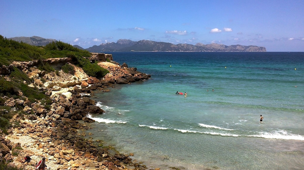 Foto “Playa de Sant Joan” tomada por rene boulay (CC BY-SA); recorte de la original