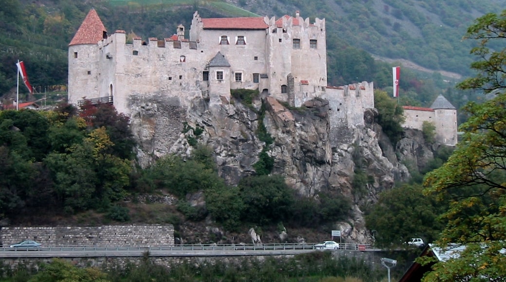 Foto „Schloss Kastelbell“ von AlMare (CC BY-SA)/zugeschnittenes Original