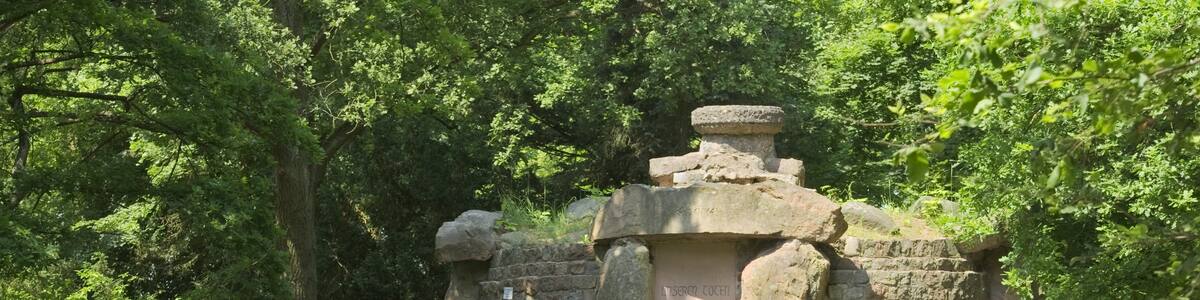 Photo "Kriegerdenkmal 1914/18 und 1939/45 im Gülzowpark in Loitz." by Jojoo64 (page does not exist) (Creative Commons Attribution-Share Alike 4.0) / Cropped from original
