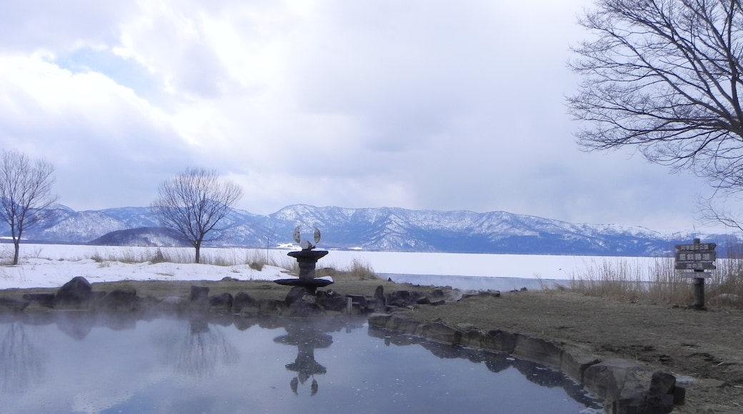 Foto "Lago Kussharo" di pakku (CC BY) / Ritaglio dell’originale