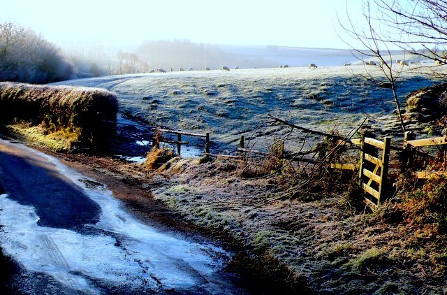 Foto "Compton Valence" por Nigel Mykura (CC BY-SA) / Recortada de la original