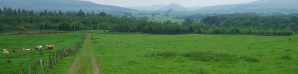 Photo "Whitegates Looking North towards the hills at Glen Devon from the A977 at Whitegates" by Simon Johnston (Creative Commons Attribution-Share Alike 2.0) / Cropped from original