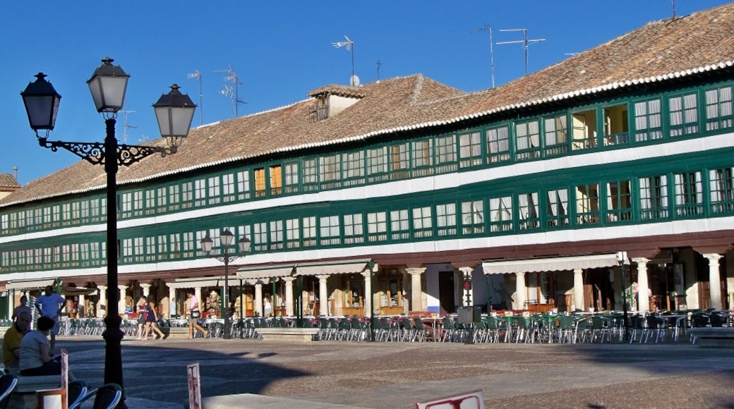 Photo "Plaza Mayor" by Dcapillae (CC BY-SA) / Cropped from original