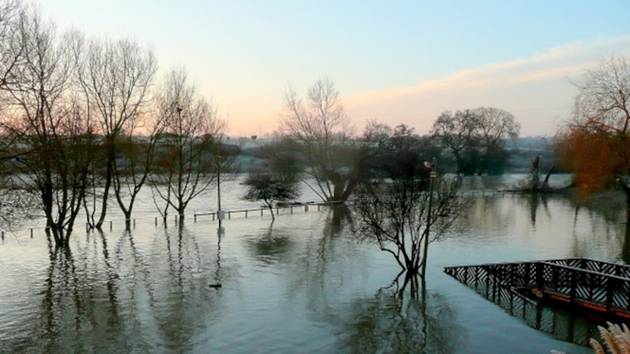 Photo "Dawn over the flooded Stour 2 View from the Bridge House Hotel at 7:45am. Heavy rain and snow-melt have combined to create this scene." by Jonathan Billinger (Creative Commons Attribution-Share Alike 2.0) / Cropped from original