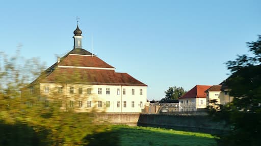 Foto „Bad Mingolsheim“ von qwesy qwesy (CC BY)/zugeschnittenes Original