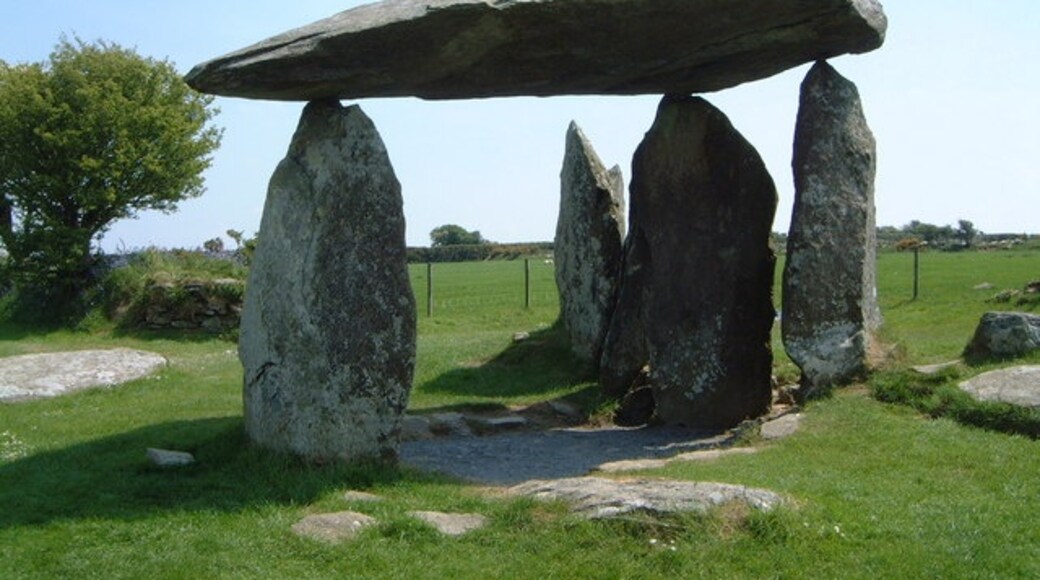 Photo "Pentre Ifan Dolmen" by Peter Taylor (CC BY-SA) / Cropped from original