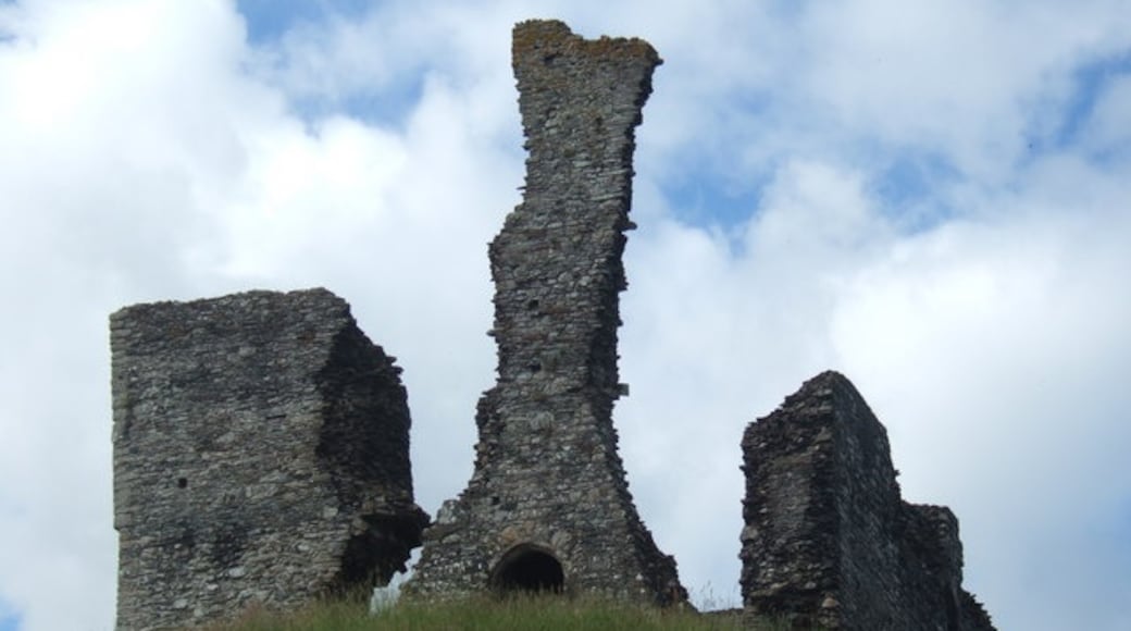 Photo "Okehampton Castle" by Oliver Hunter (CC BY-SA) / Cropped from original