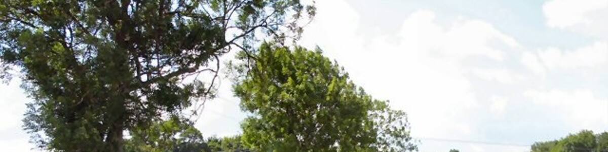 Photo "Track to Kempstone Cottages Kempstone was once a thriving community, but rapidly depopulated in the mid-1800s. There is now little remaining of the original village, other than a ruined church, farm, lodge and a few cottages." by Bob Jones (Creative Commons Attribution-Share Alike 2.0) / Cropped from original