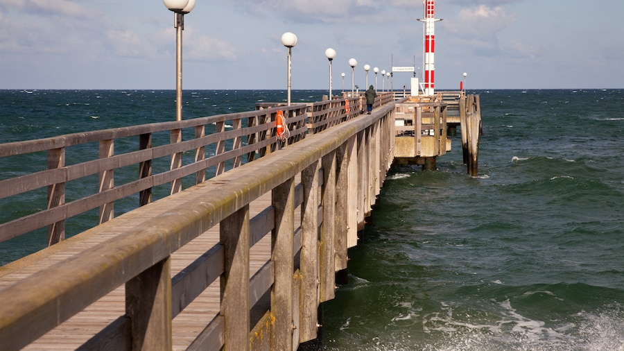 Photo "Wustrow, pier" by Unukorno (Creative Commons Attribution 3.0) / Cropped from original