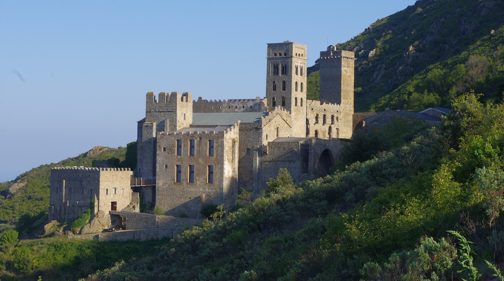 Bildet «Sant Pere de Rodes kloster» tatt av Àlex (CC BY-SA) / originalbilde beskjært