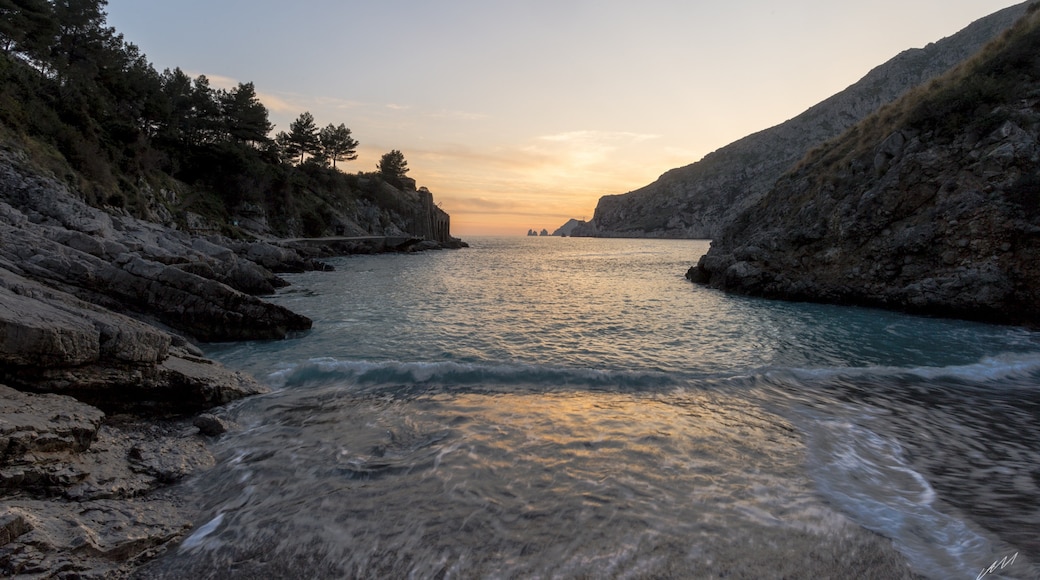 Photo "Ieranto Bay" by Vincenzo La Montagna (CC BY) / Cropped from original