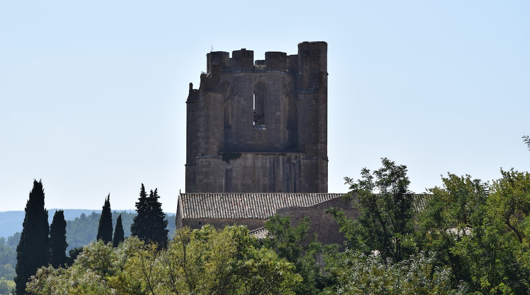 Photo "Lagrasse Abbey" by Tournasol7 (CC BY-SA) / Cropped from original