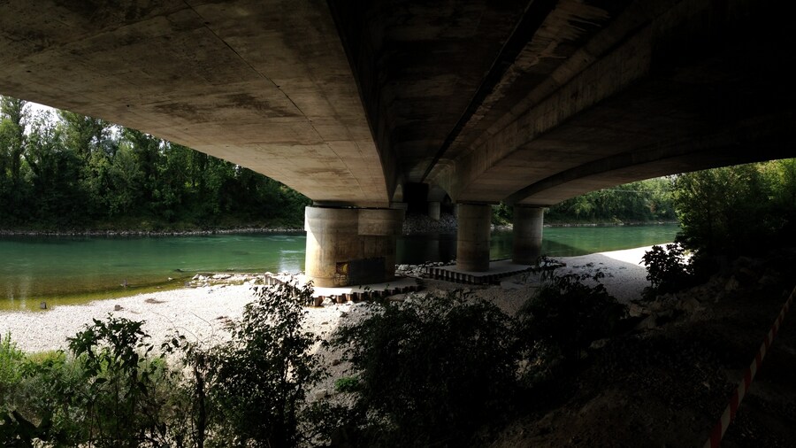 Photo "Pont de l'A42 à Saint-Maurice-de-Beynost." by Benoît Prieur (Creative Commons Attribution-Share Alike 4.0) / Cropped from original
